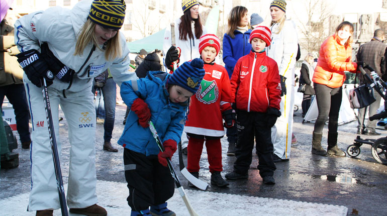 Många vill pröva på olympiska vinteridrotter. Foto: SOK