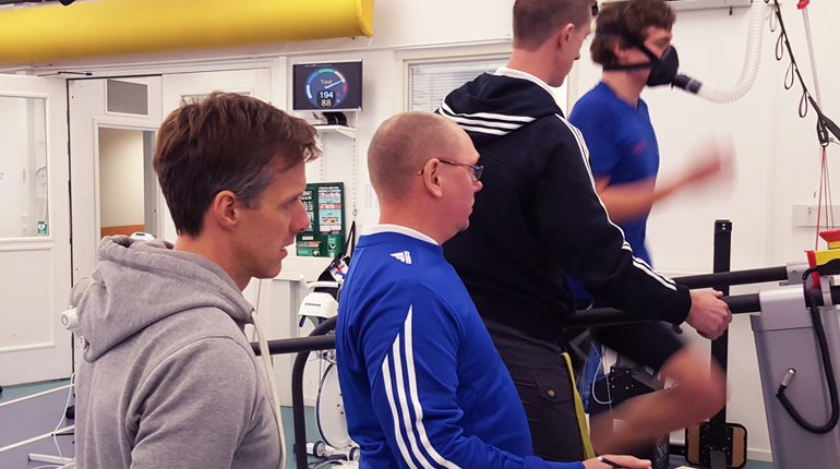 Triathleten Gabriel Sandör är noggrant övervakad under sitt syreupptagningstest. Foto: SOK