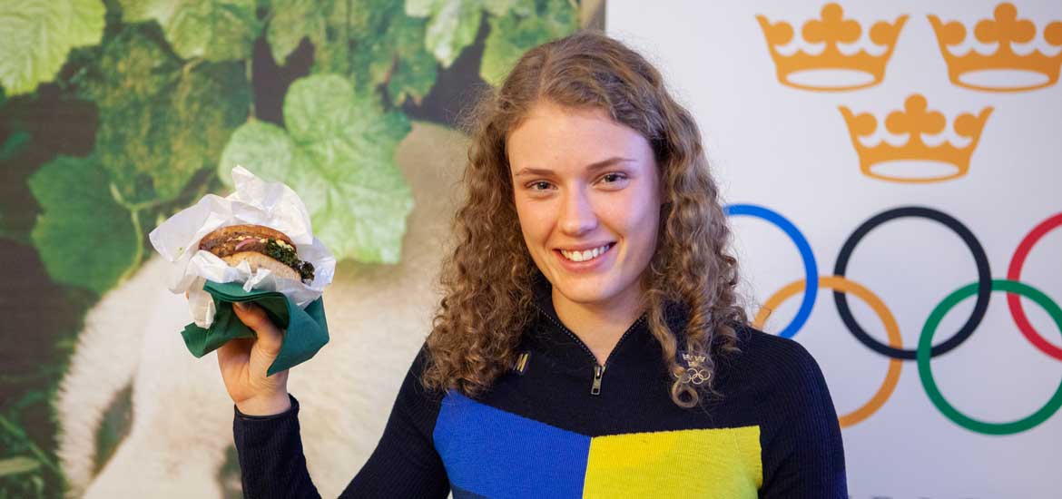 Skidskytten Hanna Öberg gillade den vegoburgare som serverades vid lanseringen av Vego i världsklass. Foto: SOK.