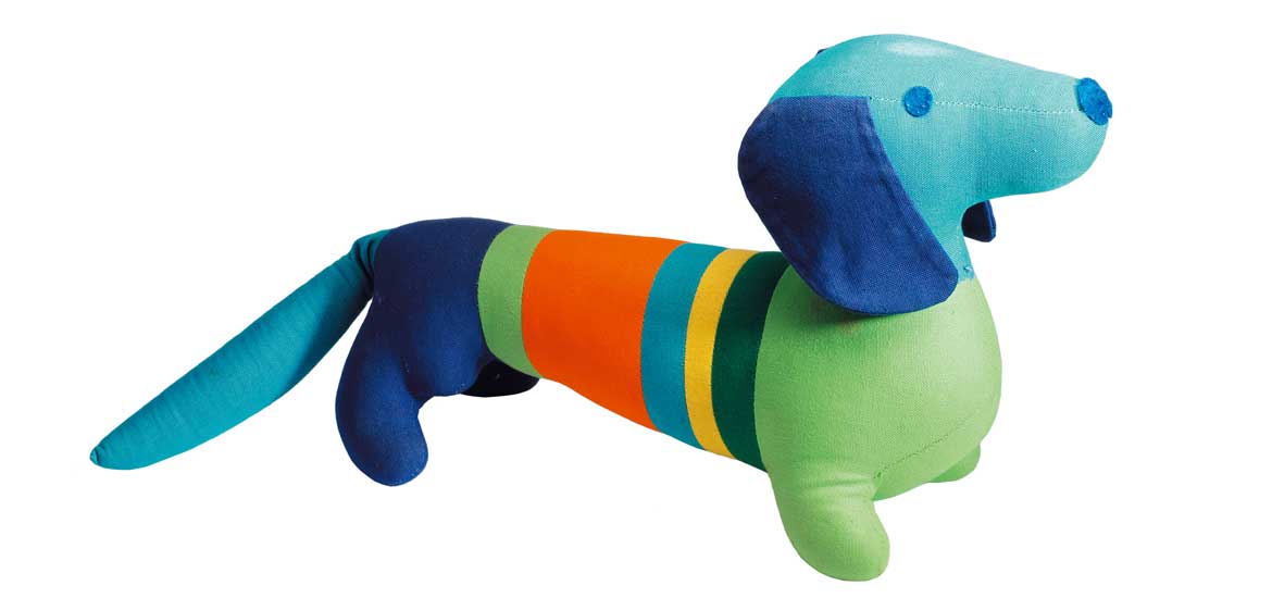 En mjukishund i randigt tyg med olika färger.