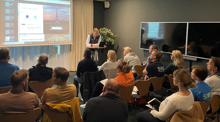 SOK:s truppchef Peter Reinebo samlade sommaridrotterna för att berätta om förutsättningarna inför OS i Paris 2024. Foto: SOK.