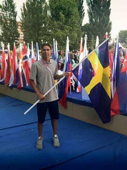 Robin Hanson med den svenska fanan inför avslutningen av EYOF Györ 2017. Foto: SOK