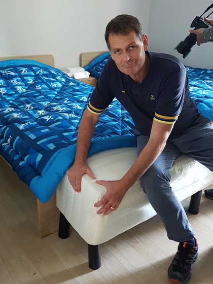 Peter Reinebo kollar att madrasserna i OS-byn håller måttet. Foto: SOK