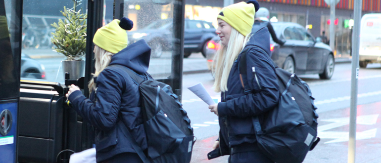 Skeletonåkarna Johanna Lahovary Olsson och Julia Falk kliver på vid centralbron i Stockholm. Foto: SOK