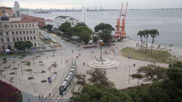 En spårvagn rullar genom Plaza Maua i Rio de Janeiro. Foto:TT