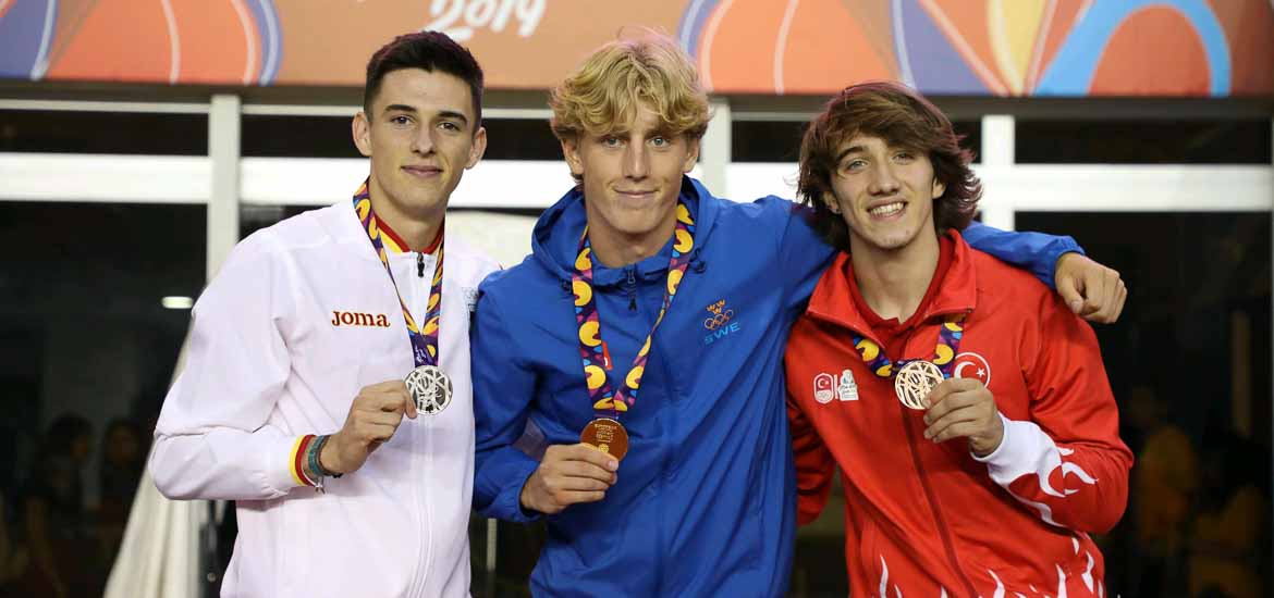 Oskar Edlund med sin guldmedalj på 400 meter häck. Flankerade av spanjoren Ignacio Saez och turken Berke Akcam. Foto: SOK.