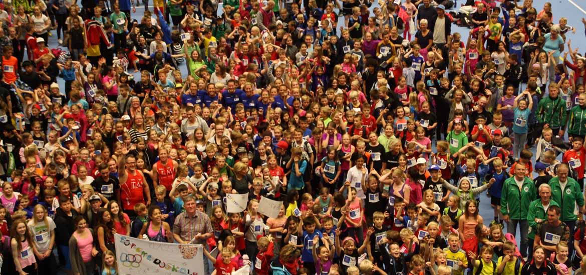 Olympierna mitt bland alla barn vid invigningen av Olympic Day i Halmstad 2015. Foto: SOK