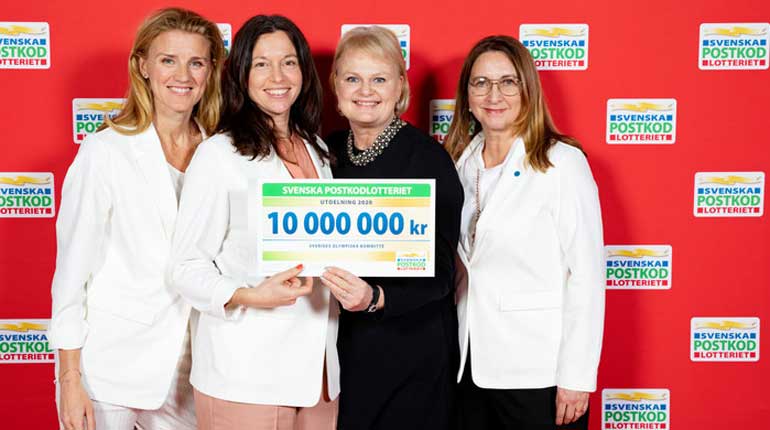 SOK:s Helena Wielinder och Sara Gottfarb tog emot checken på tio miljoner kronor tillsammans med SOK:s styrelseledamöter Anette Norberg och Katarina Henriksson. Foto: Postkodlotteriet.