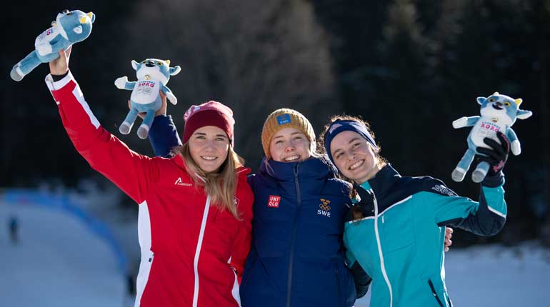 Guldvinnande Märta Rosenberg flankerad av silvermedaljören Siri Wigger från Schweiz och amerikanska bronsmedaljören Kendall Kramer. Foto: OIS.
