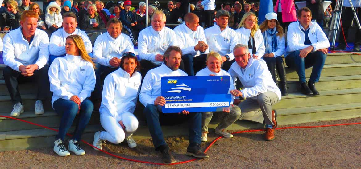Olympierna med den traditionsenliga checken till SOK. Foto: SOK