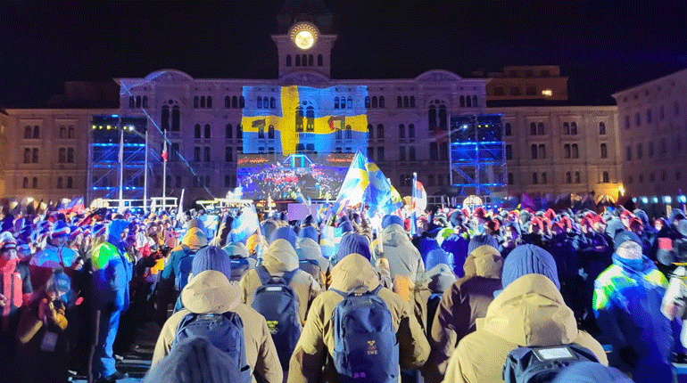 Den svenska truppen marscherar in under invigningen av Europaungdoms-OS i Trieste. Foto: SOK