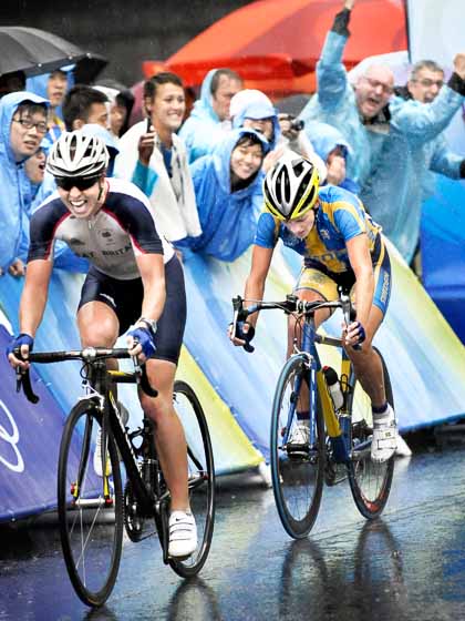 Målgång i damernas linjelopp i Peking 2008. Nicole Cook, Storbritannien vinner guldet före Emma Johansson. Foto: Tomas Oneborg/TT