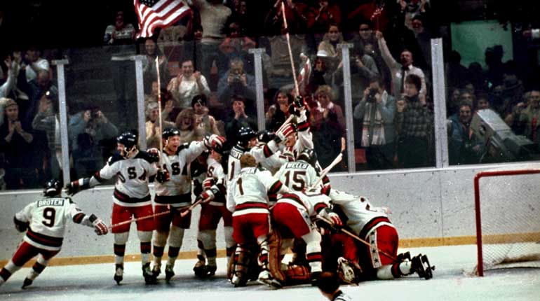 Amerikanskt jubel efter att ha slagit ut Sovjetunionen i den olympiska semifinalen 1980. Foto: TT