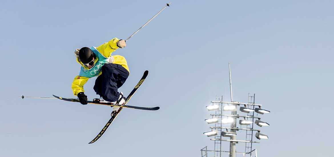 En freeskiåkare gör ett trick i luften