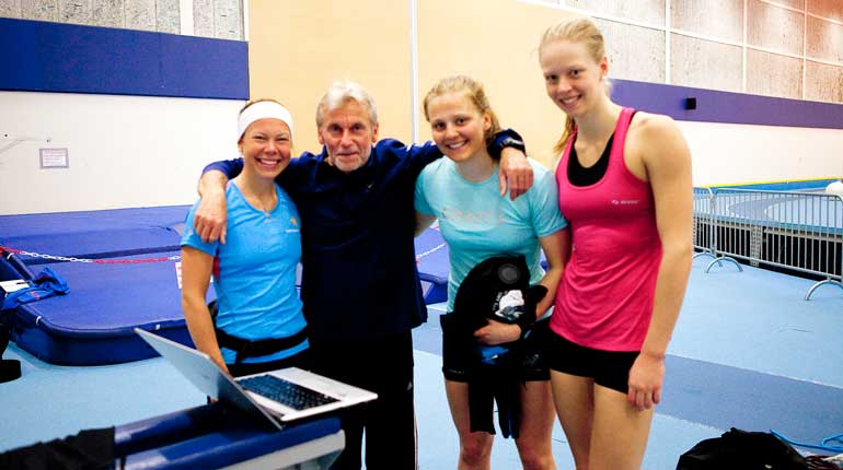Leif Larsson med Emma Wikén, längdskidor, Stina Nilsson, längdskidor och Louise Hansson, simning under en talangselektion på Bosön i maj 2013. Då var alla tre vanliga tjejer som var talangfulla i sin idrott. Idag är två av dem olympiska mästare och den tredje VM-medaljör. Foto: SOK