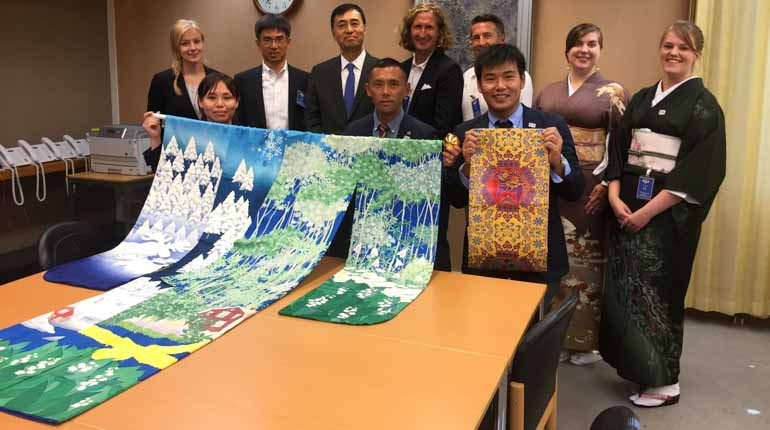 Japans ambassadör i Stockholm, Jun Yamazaki, var med när Fukuoka stad och Fukuoka-regionen presenterade den specialtillverkade kimono som gjorts i Fukuoka inför OS i Tokyo 2020. Totalt ska 196 nationer få en varsin specialtillverkad kimono. Foto: ©Embassy of Japan in Sweden.