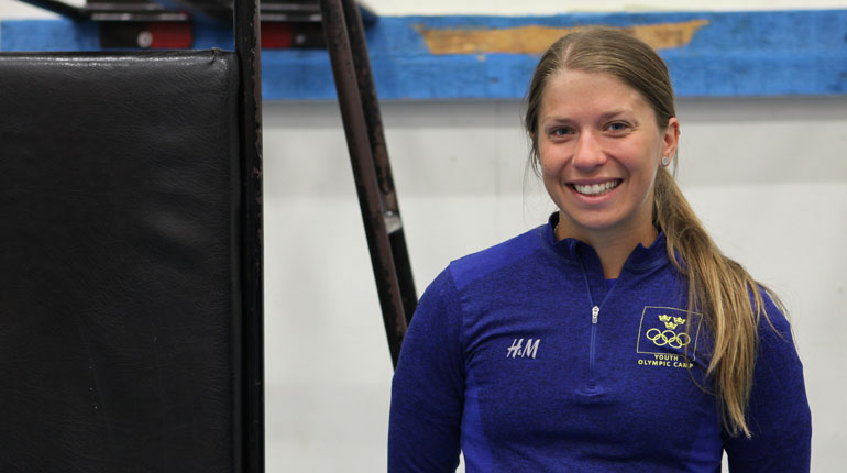 Skidskytten Anna Magnusson bredvid "brutalbänken" på Bosön. Foto:SOK