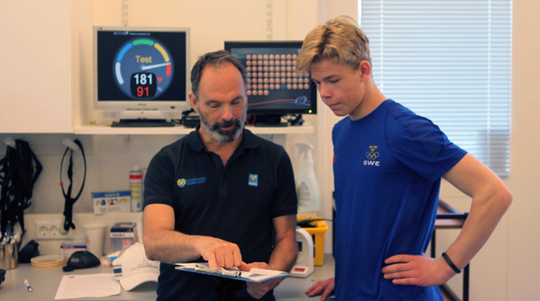 Puckelpiståkaren Walter Wallberg gör sig beredd att kliva på löpbandet för att mäta konditionen. Foto: SOK