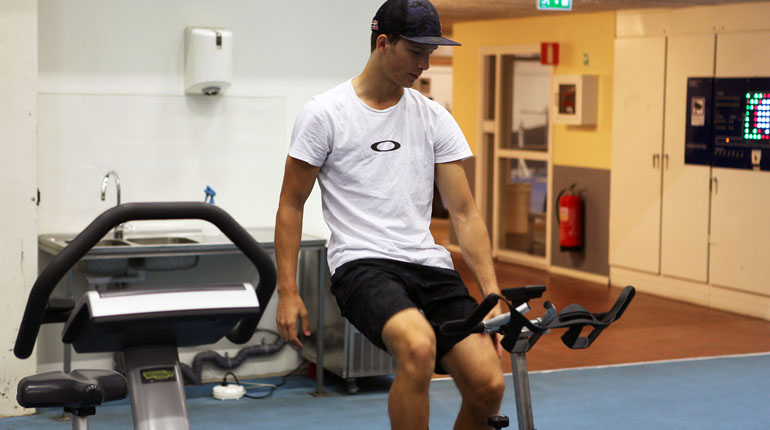 Oscar gör sig redo att värma upp på cykel. Foto: SOK
