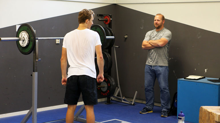 Oscar Wester får vägledning och råd av SOKs träningsrådgivare Rickard Nilsson. Foto: SOK