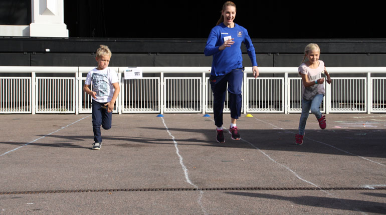 Alla ville passa på att tävla mot en Olympier under Olympic Day på Lisberg. Foto: SOK