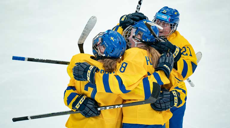 Det svenska laget jublar efter Beatrice Hjälms kvittering till 2-2. Foto: OIS.