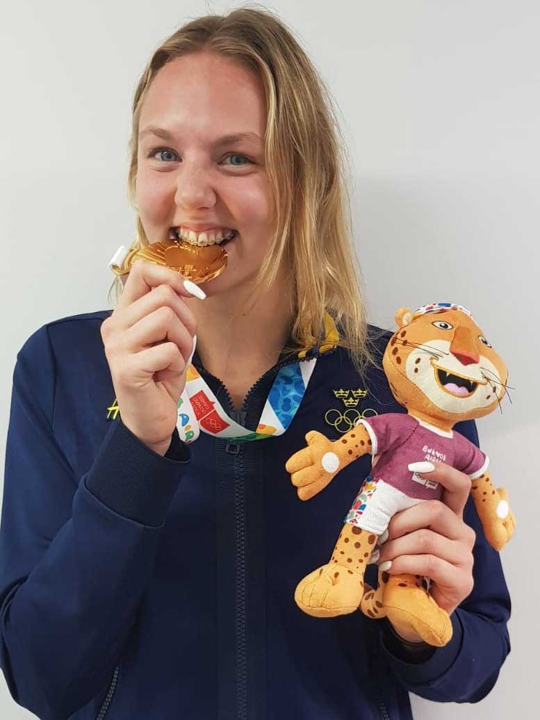 Sara Junevik med sin guldmedalj och maskoten Pandi. Foto: SOK.