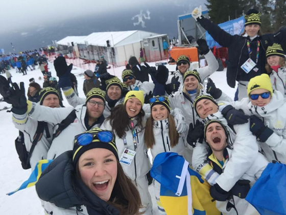 Svenska truppen i Lillehammer 2016 hejade på varandra under tävlingarna. Foto: SOK