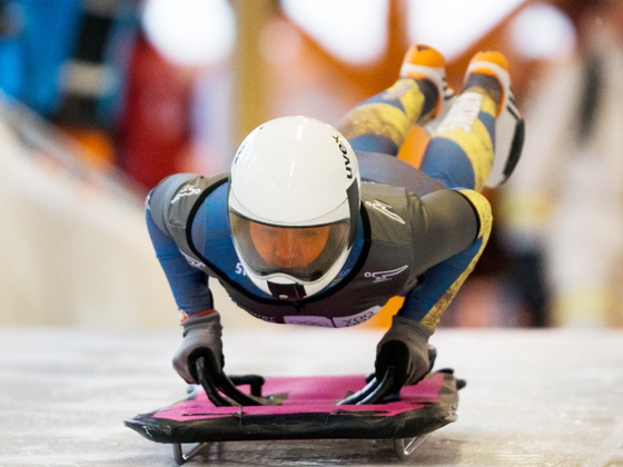 Joanna Lahovary Olsson slänger sig på Skeleton-kälken. Hon och Julia Falk är de första aktiva i svensk idrottshistoria att tävla i vintergrenen Skeleton. Foto: Lillehammer2016