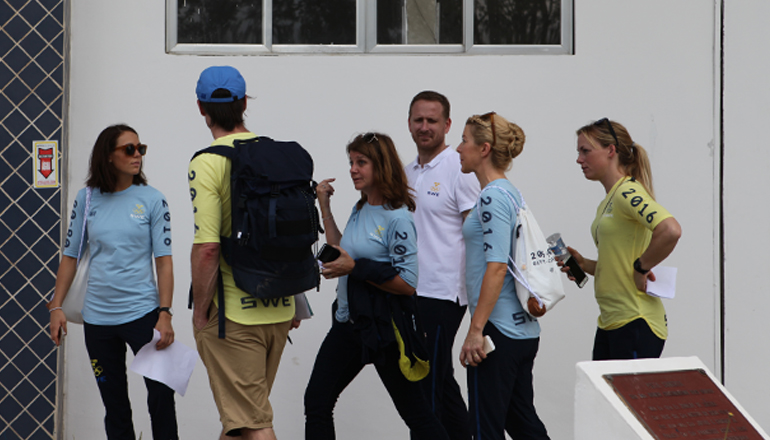 Sara, Cecilia och representanter från SOK och ridsport gör sig beredda att gå banan för fälttävlan. Foto: SOK