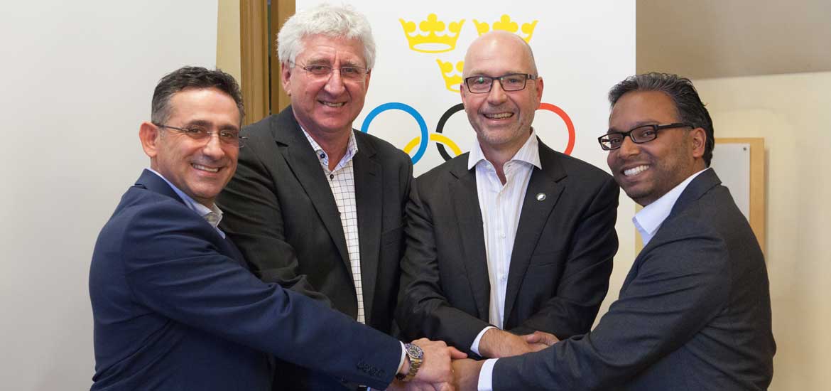ETU-presidenten Sakis Pragalos, STF-ordföranden Johan Nilsson, SOK:s ordförande Stefan Lindeberg och ETU:s generalsekreterare Kenneth Schunken skakar hand efter överenskommelsen. Foto: SOK.