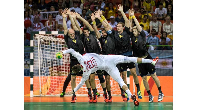 Prisad dokumentation av det svenska försvarsspelet mot Polen under OS i Rio 2016. Foto: Jack Mikrut, SOK