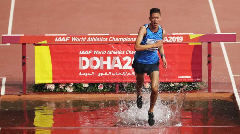 Otmane Nait Hammou tar sig över vattengraven i samband med VM i Doha 2019. Foto: TT.