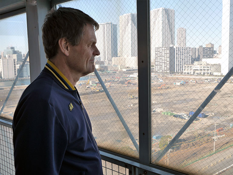 Truppchef Peter Reinebo blickar ut över OS-byn för OS 2020 i Tokyo. Foto: SOK