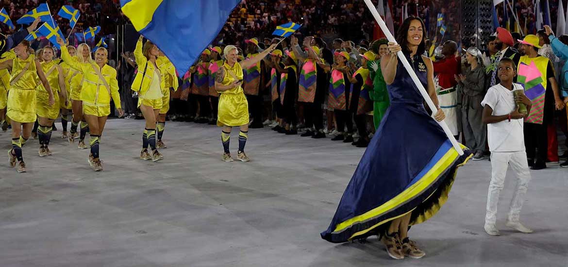 Therese Alshammar i sin specialsydda fanbärar-klänning från H&M under OS-invigningen i Rio 2016. Foto: TT