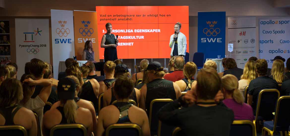Jaana Shalabi från Adecco och Kim Martin Hasson informerar den kommande OS-truppen om framtidens möjligheter under Olympic Camp. Foto: SOK