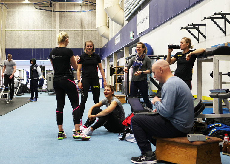 Samling innan testerna börjar. Från vänster, Lisa Ericson, Cecilia Jonsson, Julia Gross, Karin Söderström (OS Laser Radial, Peking 2008), Hanna Klinga. Sittandes är SOK:s träningsrådgivare Jesper Sjökvist. Foto: SOK
