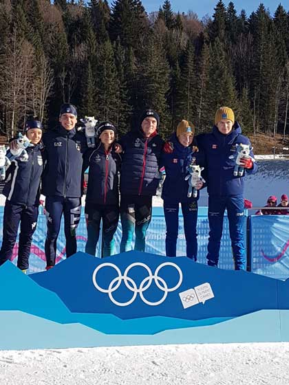 Sara Andersson och Oscar Andersson på prisutdelning tillsammans med Frankrike och Italien. Foto: SOK.
