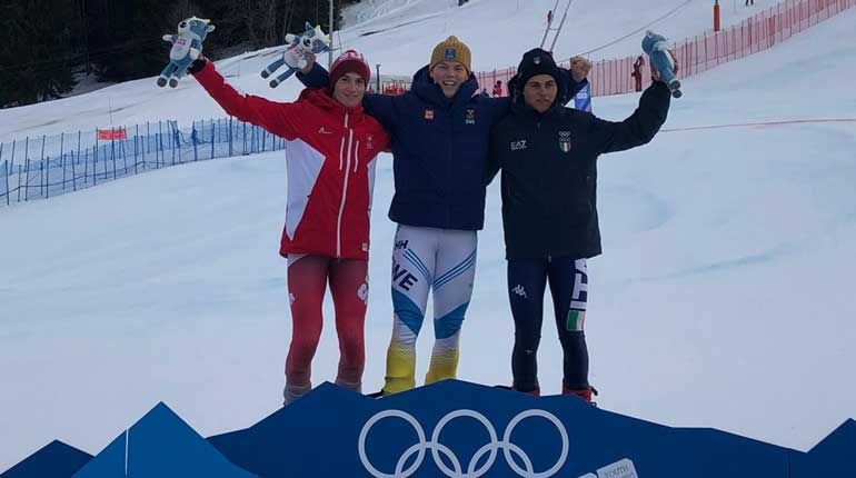 Adam Hofstedt under prisceremonin efter guldet i slalom, flankerad av schweizaren Luc Robuit och italienaren Edoardo Saracco. Foto: SOK