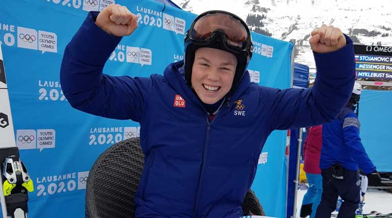 Adam Hofstedt jublar över sitt guld i super-G. Foto: SOK.