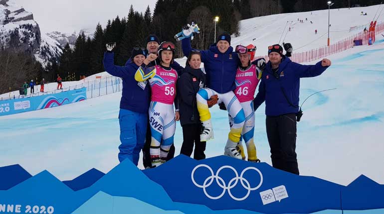 Adam Hofstedt kunde fira med hela sitt guldteam. Ledarna David Andersson, Inger Fritszon, Håkan Johansson och Maria Pietilä Holmner samt åkarna Lukas Ermeskog och Oskar Gillberg. Foto: SOK..