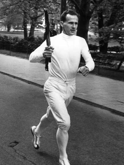 Sixten Jernberg springer en sträcka i stafetten vid Stockholmsolympiadens femtioårsfirande. Foto: Jan Collsiöö, TT