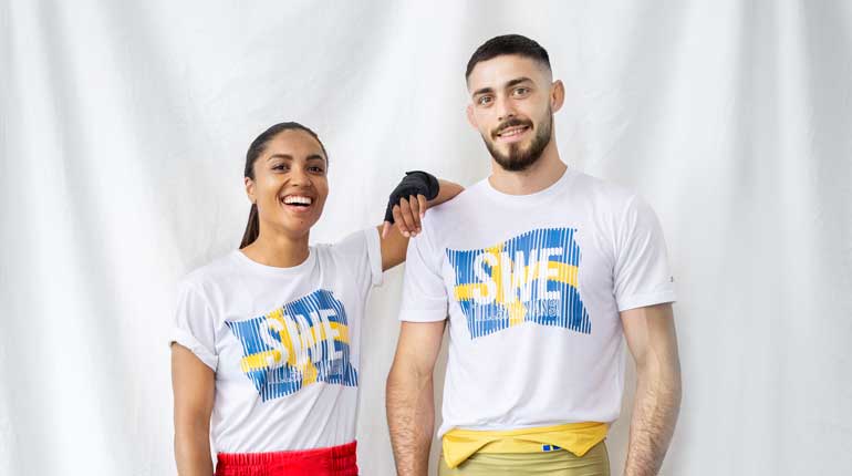 Agnes Alexiusson och Alex Kessidis i specialdesignde t-shirts. Foto: UNIQLO