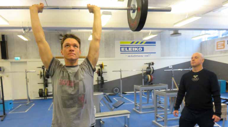 Nils tränar lyftteknik på Bosön tillsammans med SOK:s fysrådgivare Jesper Sjökvist. Foto: SOK